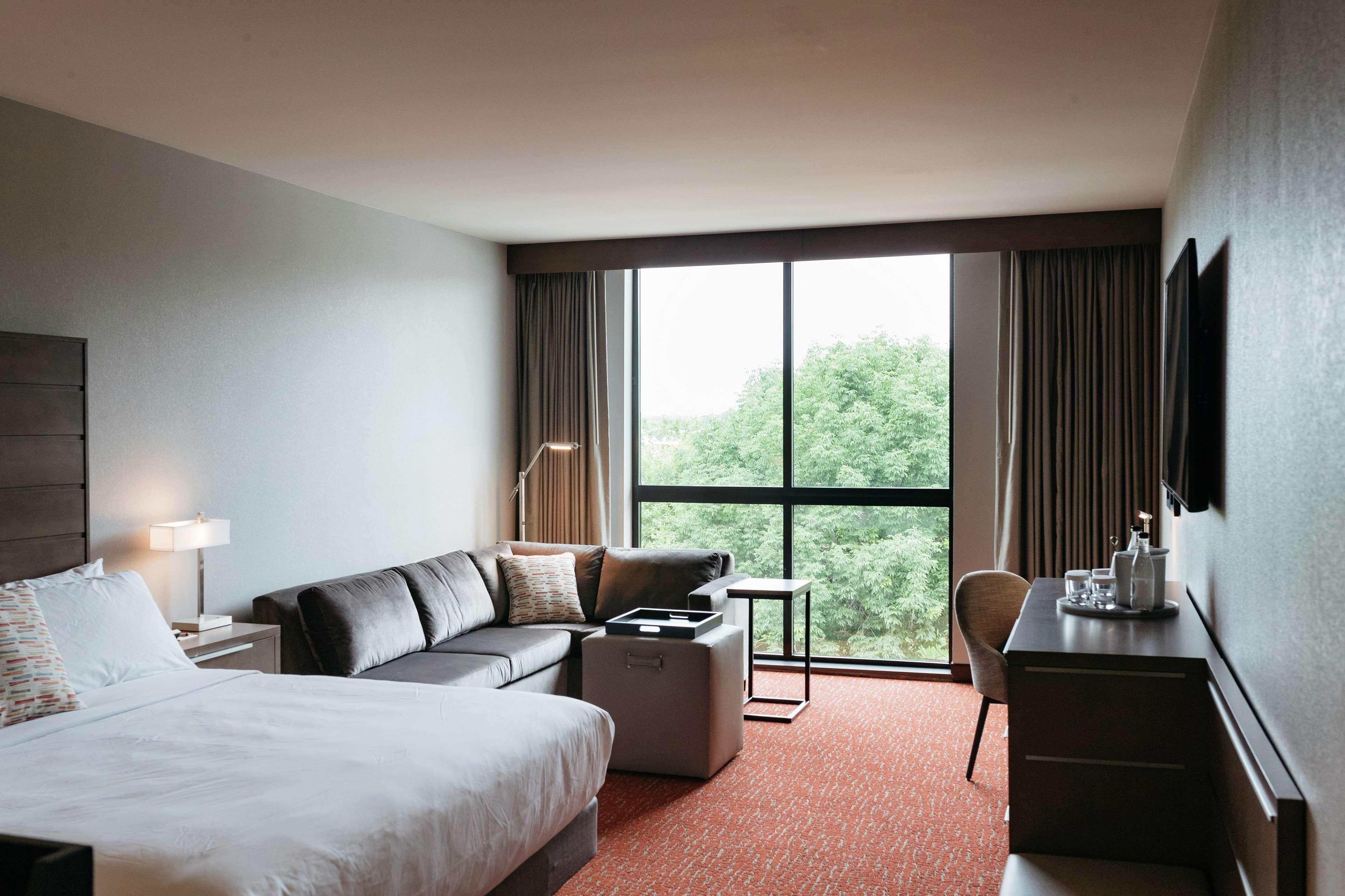Revel Hotel, Tapestry Collection By Hilton Urbandale Exterior foto