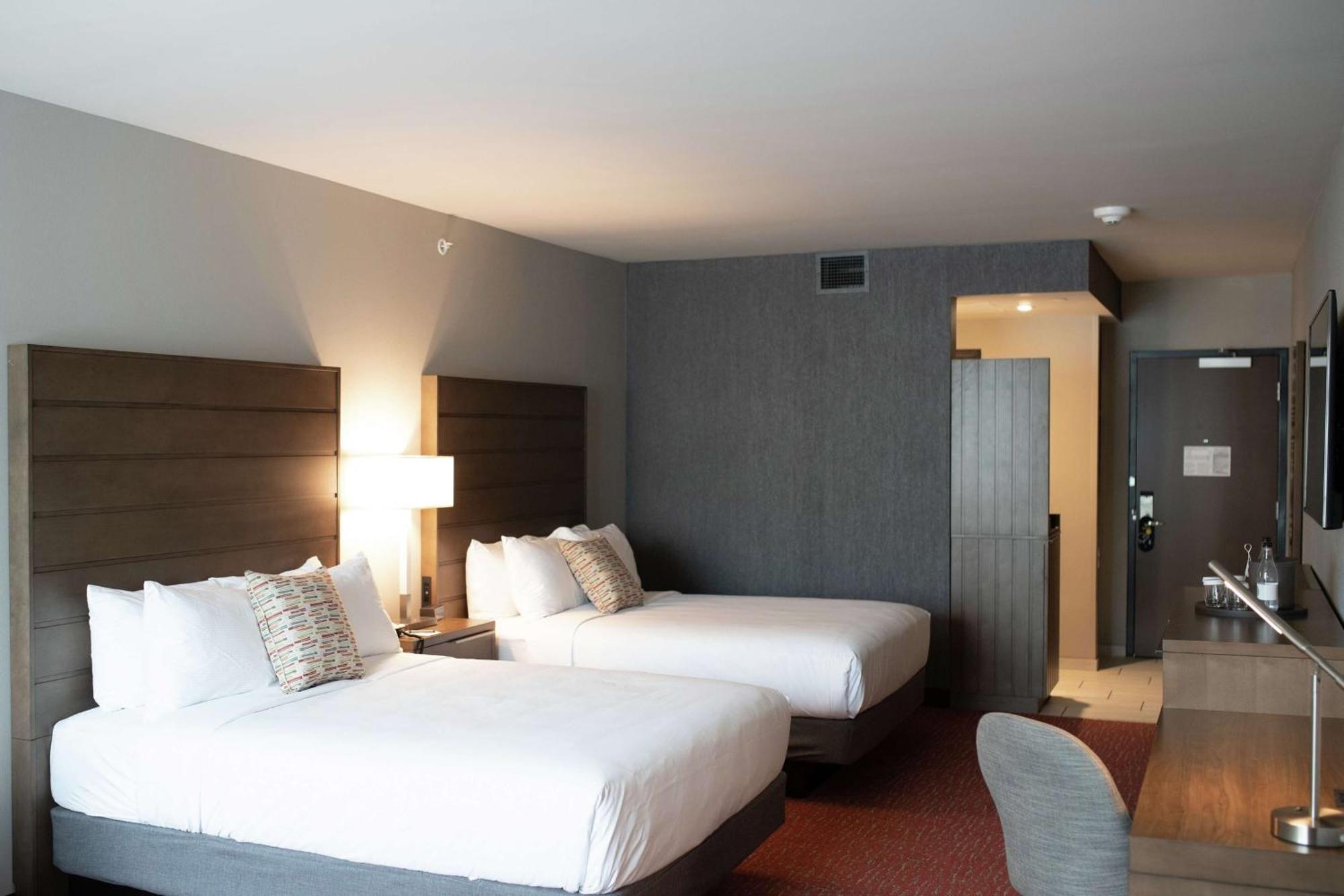 Revel Hotel, Tapestry Collection By Hilton Urbandale Exterior foto