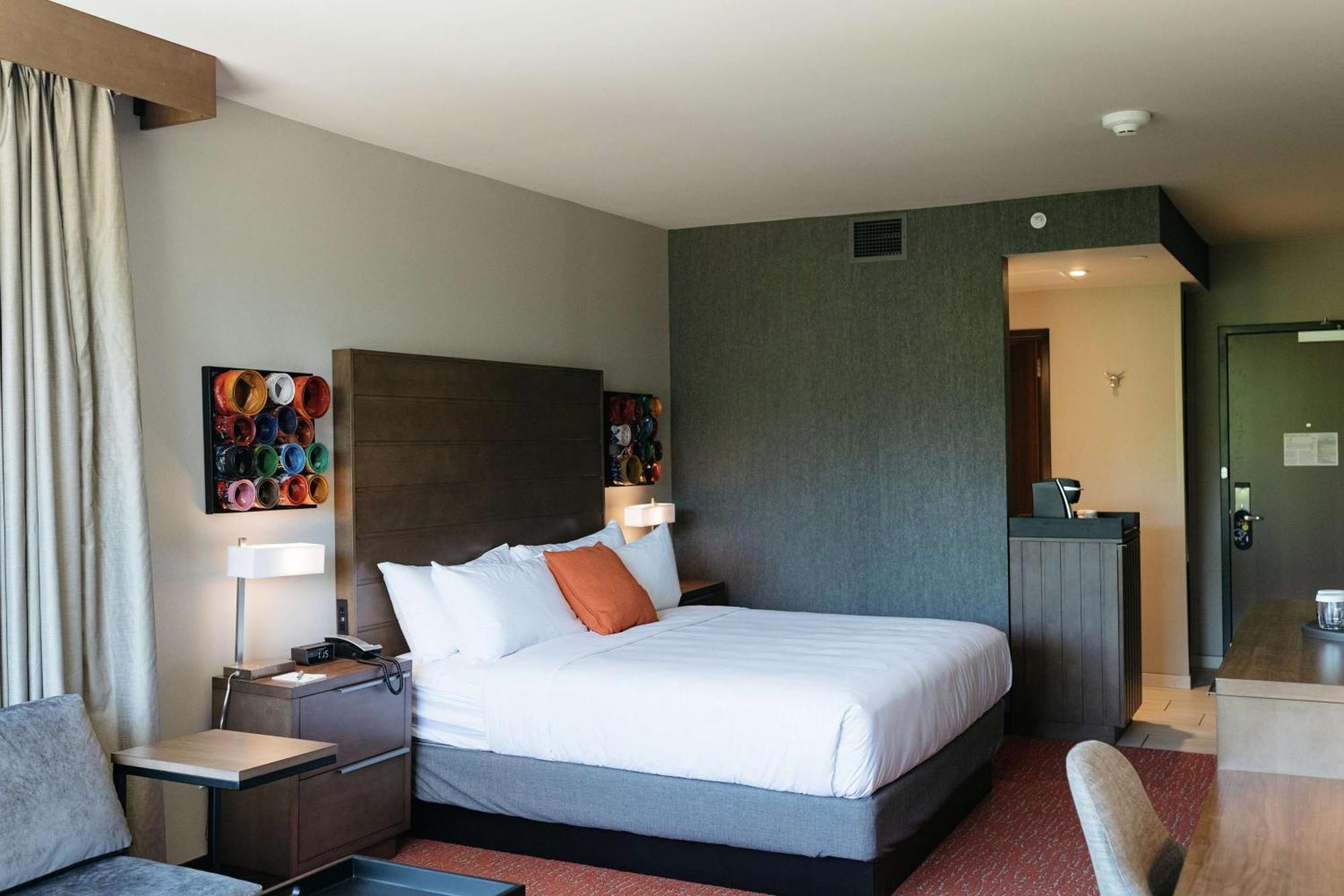 Revel Hotel, Tapestry Collection By Hilton Urbandale Exterior foto