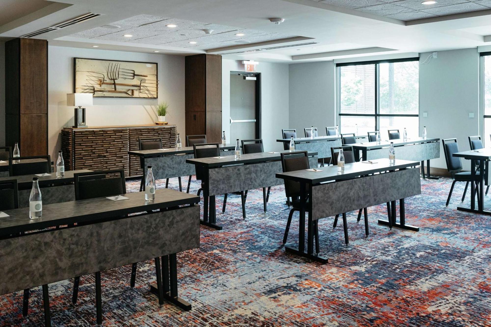 Revel Hotel, Tapestry Collection By Hilton Urbandale Exterior foto